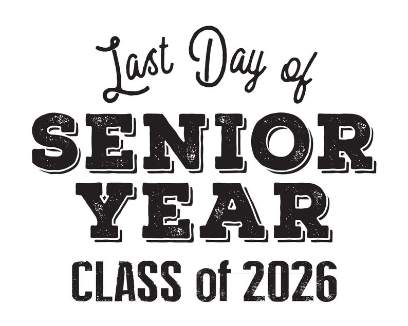 Peut inclure: Graphique noir et blanc avec le texte "Last Day of Senior Year Class of 2026". Le texte est en gras, avec un effet vieilli, id&eacute;al pour les annonces de remise de dipl&ocirc;mes ou les souvenirs de derni&egrave;re ann&eacute;e.
