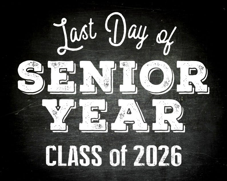 Peut inclure: Panneau de style tableau noir avec texte blanc : "Last Day of SENIOR YEAR CLASS of 2026". Le texte a un aspect vieilli et vintage sur fond noir. Id&eacute;al pour une c&eacute;l&eacute;bration de fin d'ann&eacute;e scolaire ou de remise de dipl&ocirc;mes.