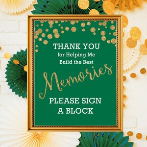 Könnte beinhalten: Ein goldfarbener Rahmen mit einem grünen Hintergrund und goldenen Glitzerkonfetti. Das Schild sagt "Vielen Dank, dass Sie mir helfen, die besten Erinnerungen zu schaffen. Bitte unterschreiben Sie einen Block."