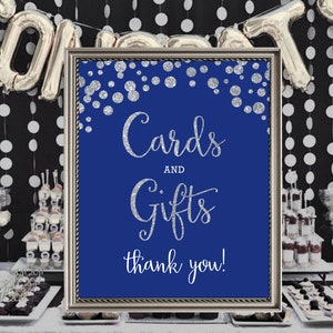 Bord met afdrukbare kaarten en cadeaukaarten koningsblauwe en zilveren glitter