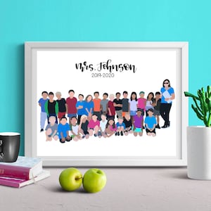 Könnte beinhalten: Ein gerahmter Druck mit einer Gruppe von Personen, wahrscheinlich einer Klasse, und dem Text "Mrs. Johnson 2019-2020". Das Bild befindet sich in einem weißen Rahmen vor einem türkisfarbenen Hintergrund. Eine schwarze Tasse, Bücher, Äpfel und eine Pflanze befinden sich im Vordergrund.