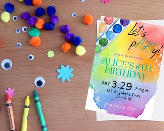 Può includere: Un invito colorato per l'ottavo compleanno di Alice. L'invito presenta uno sfondo ad acquerello con pennelli e una tavolozza di colori. Il testo recita "Let's Party!" e include la data, l'ora e il luogo della festa.