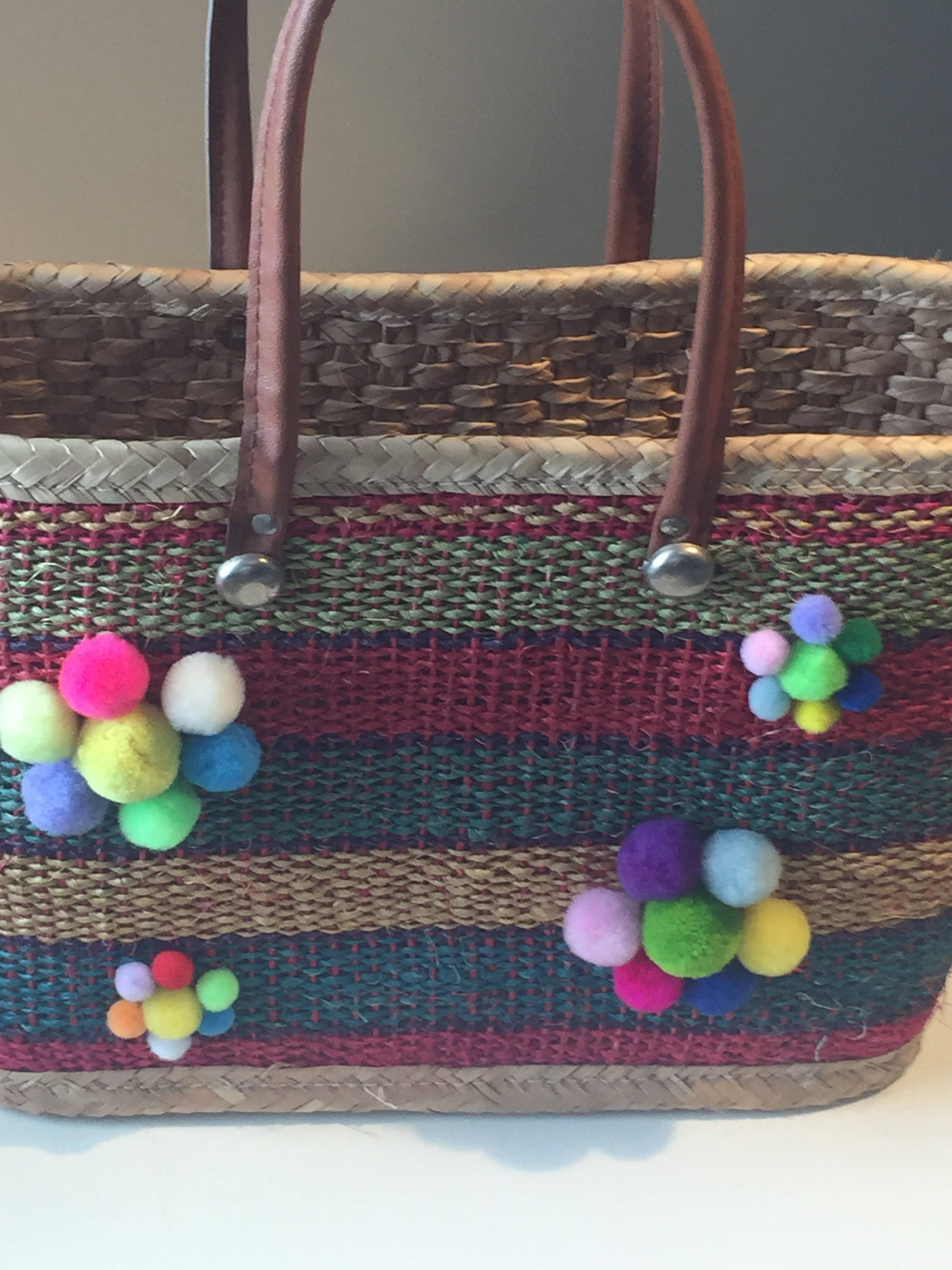 Strooien tas Multi gekleurde strepen met bloem vormige Pom Poms en