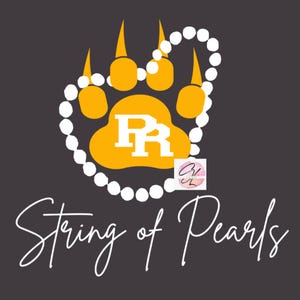 Puede incluir: Diseño gráfico sobre fondo gris oscuro con una huella de pata amarilla adornada con perlas blancas y el texto "String of Pearls" en escritura cursiva. La huella de la pata contiene las letras blancas "PR". Pequeño logotipo en la esquina inferior derecha.