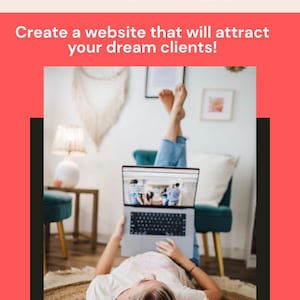 Puede incluir: Un gráfico digital con el texto WEB TEMPLATE & TUTORIALS y Create a website that will attract your dream clients! La imagen muestra a una persona acostada sobre una alfombra redonda usando una computadora portátil plateada con el logo the SITE studio.