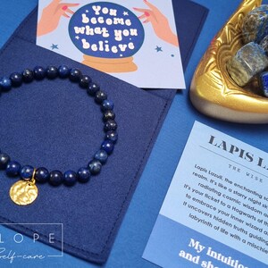 Lapis lazuli-bedelarmband, met gesmolten schijfbedel. Je wordt wat je gelooft Affirmation Card & Pouch. Derde Oogchakra. De Wijze Rots.