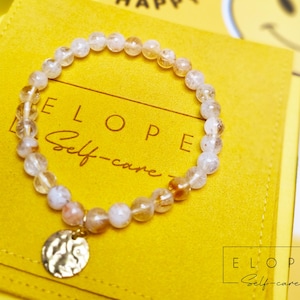 Pulsera con dije de citrino y disco fundido. Tarjeta de afirmación "Feliz como Larry" y bolsita. Piedra del plexo solar. La Roca Feliz.