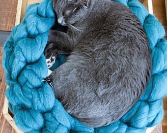 Cozy bed for Your pet.Soft fluffy basket for dogs and cats. Nests for the cat. Made of Merino wool. All sizes and colors