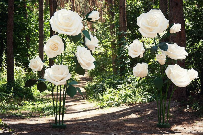 Fotozone. Giant paper flowers Large paper flowers for wedding decoration Large paper flowers Paper flowers on the stem Paper rose