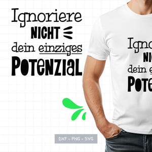 Könnte beinhalten: Weißes T-Shirt mit dem deutschen Satz "Ignoriere NICHT dein einziges POTENZIAL" in schwarzer, fetter Schrift. Das Design enthält eine grüne Spritzgrafik. Das T-Shirt wird von einer Person getragen.