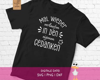 Könnte beinhalten: Ein schwarzes T-Shirt mit kurzen Ärmeln und dem weißen Schriftzug Mal wieder verlaufen in den eigenen Gedanken sowie einem kleinen Kronensymbol. Ein braunes rechteckiges Etikett hängt am Kragen und unten ist eine kleine Comic-Ente zu sehen.