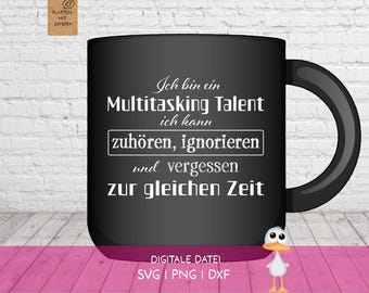 Puede incluir: Una taza de cerámica negra con texto en alemán en color blanco que dice: Ich bin ein Multitasking Talent ich kann zuhören, ignorieren und vergessen zur gleichen Zeit. La taza tiene un asa curva a la derecha y una superficie lisa y mate.