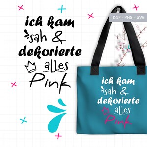 Może przedstawiać: Turkusowa torba z czarnymi uchwytami zawiera niemieckie wyrażenie "ich kam sah & dekorierte alles Pink" w kolorze białym i różowym. Projekt zawiera koronę i elementy dekoracyjne na białym tle.
