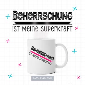 Puede incluir: Taza de cerámica blanca con el texto "BEHERRSCHUNG IST meine superkraft" en negro y rosa. La taza tiene un asa curva y está decorada con cruces turquesas y rosas.