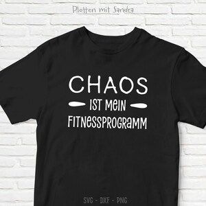 Könnte beinhalten: Schwarzes T-Shirt mit weißem Text "CHAOS IST MEIN FITNESSPROGRAMM". Der Text ist mittig auf dem Shirt platziert. Am unteren Rand des Shirts steht "SVG - DXF - PNG".