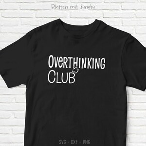 Puede incluir: Camiseta negra con la frase blanca "Overthinking Club" y una corona. La parte inferior de la camiseta muestra "SVG - DXF - PNG". Es una prenda informal, adecuada para el uso diario.
