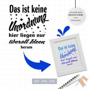 May include: A white framed print with the text "Das ist keine Unordnung hier liegen nur überall Ideen herum" in black and blue. A blue arrow points to the framed print. The image also includes the text "Verwandle deine KREATIVE VISION in ein Meisterwerk".