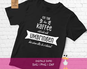 Puede incluir: Una camiseta negra de manga corta con texto en blanco que dice: Ein Tag ohne KAFFEE wird mich nicht UMBRINGEN aber warum sollte ich es riskieren? Una etiqueta de papel marrón está unida al cuello con el texto PLOTTEN MIT SANDRA.