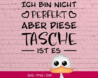 Könnte beinhalten: Ein digitales Grafikdesign mit dem schwarzen Text ICH BIN NICHT PERFEKT ABER DIESE TASCHE IST ES, zwei kleinen Herzen und einer Comic-Ente, die einen gelben Becher hält. Der Text SVG PNG DXF steht unten vor einem Hintergrund aus rosa Ziegelsteinen.