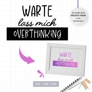 May include: A white framed print with the words "WARTE lass mich OVERTHINKING" in black and white. The image includes a purple arrow and text that reads "Verwandle deine KREATIVE VISION in ein Meisterwerk" and "DXF - PNG - SVG".