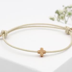 Lederarmband in creme mit kleinem Kreuz in rosegold