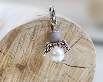 Hanger met beschermengel, engel gemaakt van lichtgrijze parels.