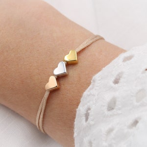 Filigranes Armband 3 Herzen tricolor gold- silber und rosegold am Handgelenk getragen
