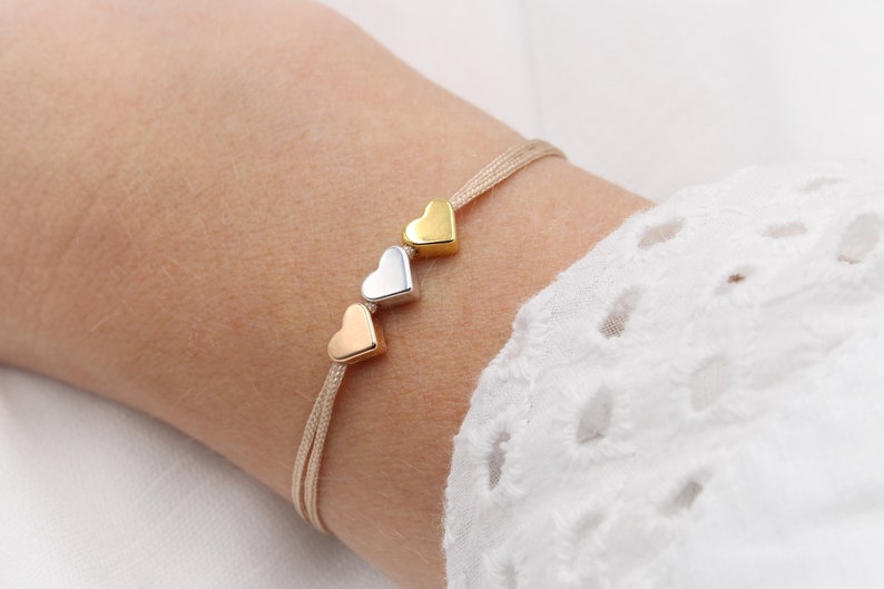 Filigranes Armband 3 Herzen tricolor gold- silber und rosegold am Handgelenk getragen