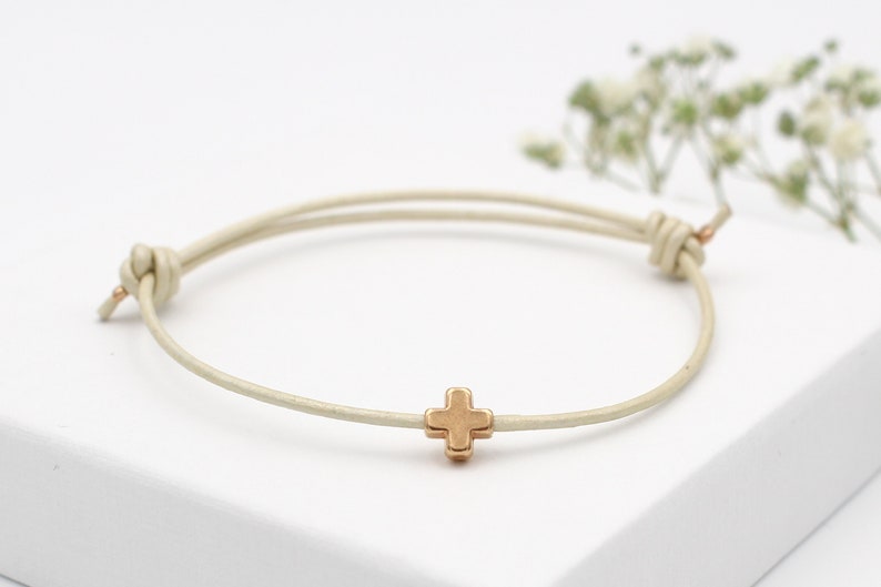 Lederarmband in creme mit kleinem Kreuz in rosegold