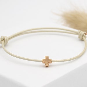 Armband aus Leder mit Kreuz rosegold