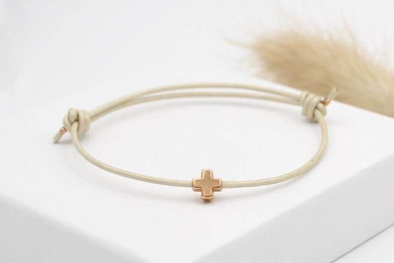 Armband aus Leder mit Kreuz rosegold