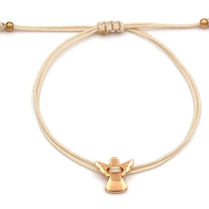 beiges Armband mit rosegoldfarbenem Schutzengel auf weißem Hintergrund
