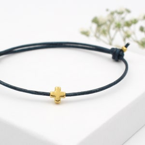 dunkel blaues Lederarmband mit kleinem Kreuz in gold