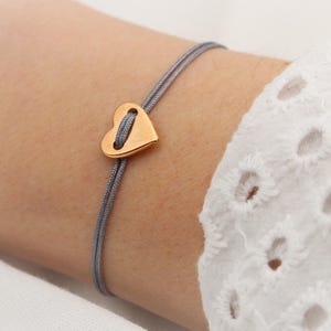 Armband met hartvormige knoop, roségoudkleurig; macramékoord verkrijgbaar in vele kleuren.