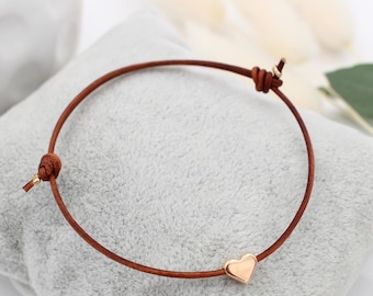 Braunes Lederarmband mit Herz in rosegold-, silber- oder goldfarben