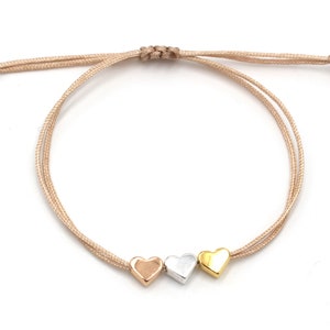 Filigranes Armband 3 Herzen tricolor gold- silber und rosegold auf weißem Hintergrund