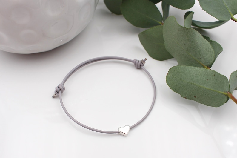 graues Lederarmband mit Herz silber