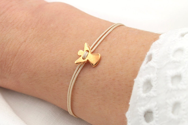 Beiges Schutzengel Armband rosegold am Handgelenk getragen