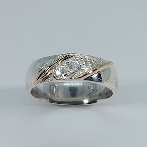 Anillo de moissanita grabado a mano: oro amarillo de 10 k y plata de ley