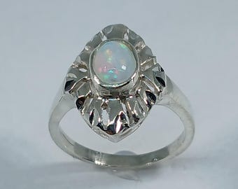 Anillo de ópalo en plata de ley: joyería de piedra blanca hecha a mano