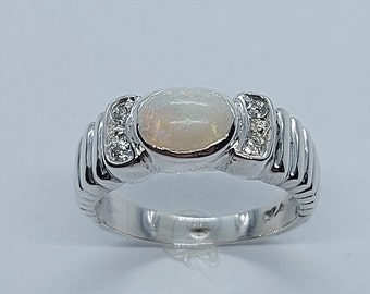 Anillo de ópalo de plata de ley con circonita blanca