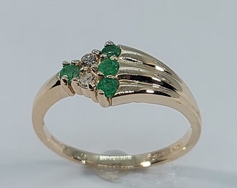 10k Gelbgold Smaragd Ring mit Diamanten - Mai Geburtsstein