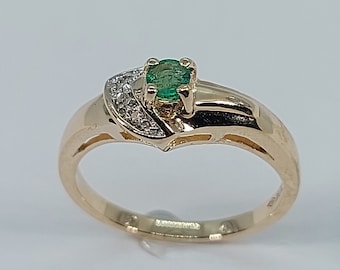 10k Gelbgold Smaragd Ring mit Diamant Akzenten - Mai Geburtsstein