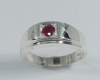 Anillo de rubí, hecho a mano, plata y rubí.