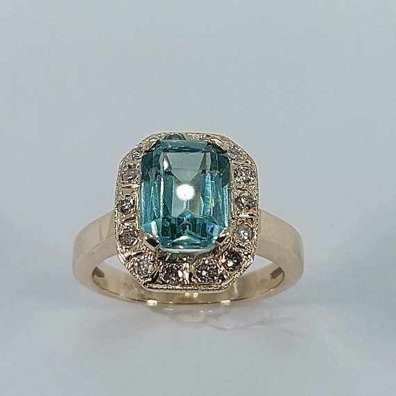 Oval Cut Green Topaz Diamond Frame Split Shank Statement Birthstone Ri | Green  topaz, Diamond white, Split shank ring