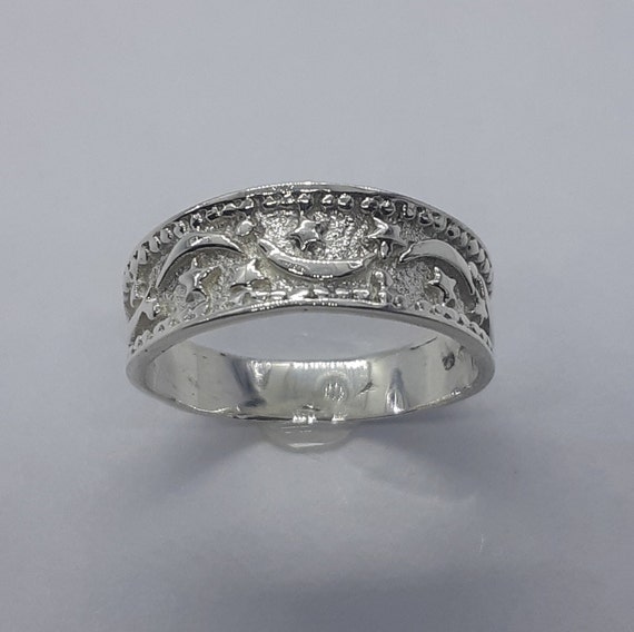 Can ladies wear silver ring? | Silveradda