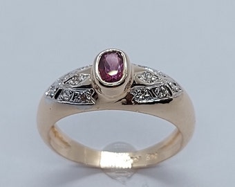 Ovale ring van 14k geelgoud met robijn en diamant, bijpassende 14k band.