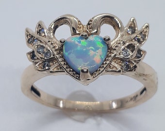 10k gouden ring met zwanenhart en opaal, met diamanten accenten.