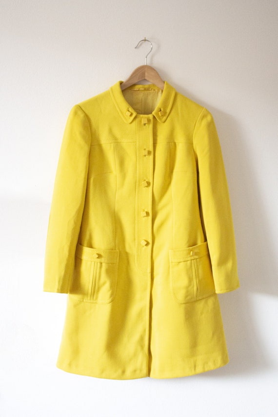 1960's yellow overcoat with Peter Pan collar Mod s