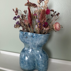 Handgemaakte keramische vaas | Ronde vrouwelijke kleikruik | Kleurrijk gespikkeld glazuur | Moderne woondecoratie